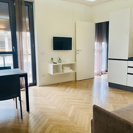 Sky View -Porta Nuova- Appartamento 2 Con Balcone Milano Dış mekan fotoğraf